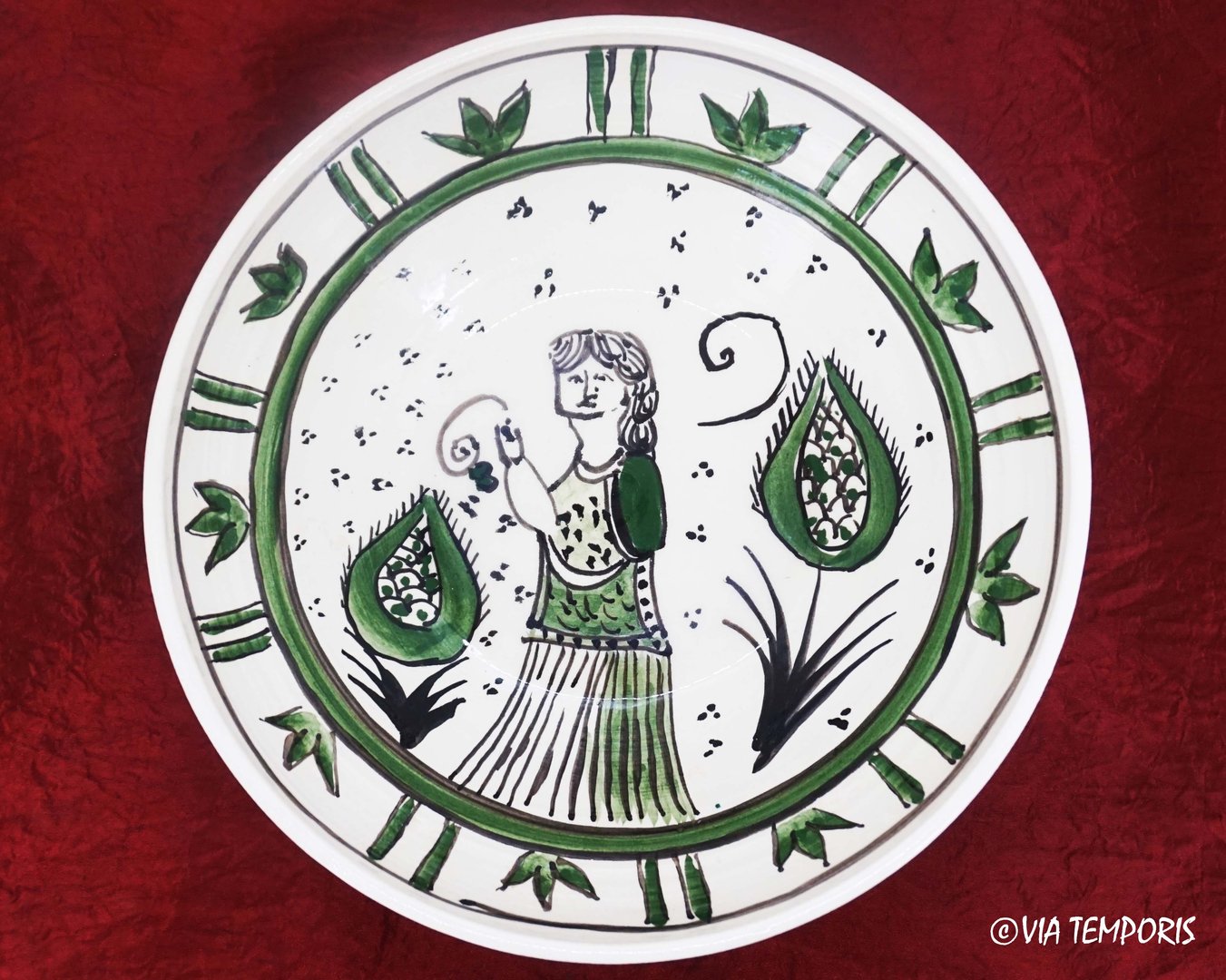 MEDIEVAL POTTERY - MAJOLICA PLATE WITH WOMAN DECOR