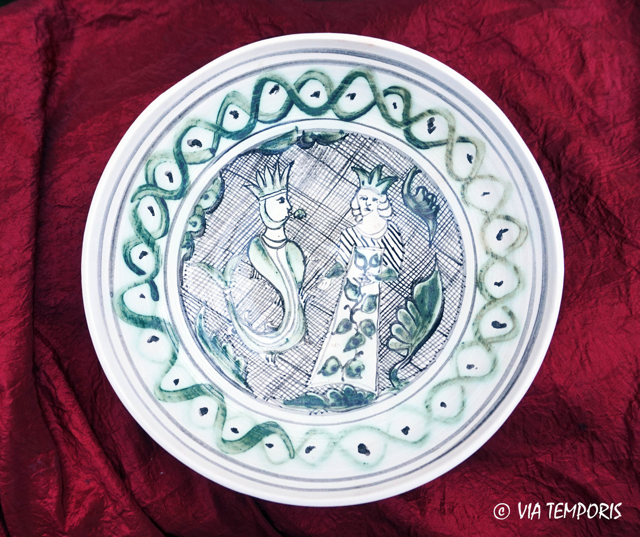MEDIEVAL POTTERY - MAJOLICA PLATE WITH  2 CHARACTERS