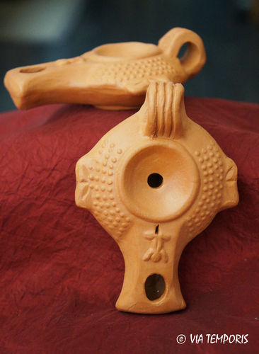GALLO-ROMAN OIL LAMP WITH SMALL FROG