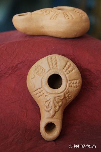 GREEK OIL LAMP WITH ACROTERION
