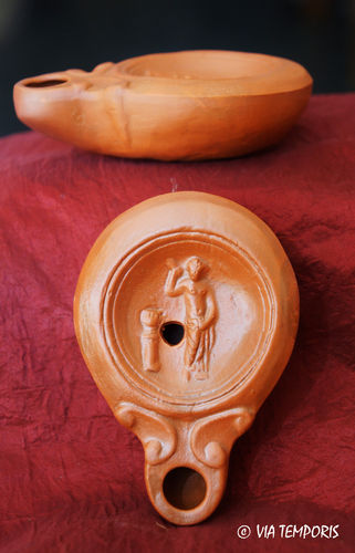 GALLO-ROMAN OIL LAMP WITH THE GODDESS VENUS