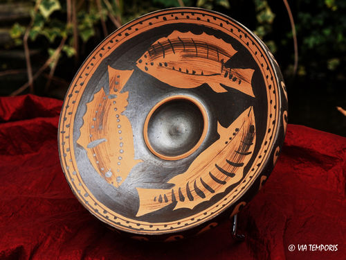 GREEK POTERY - ATTICA PLATE WITH FISH DECORATION