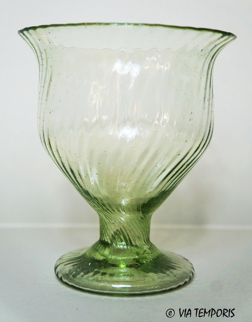 GALLO-ROMAN GLASSWARE - WIDE CUP WITH SREAKS