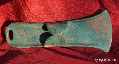 BRONZE AXE WITH GREEN PATINA - BRONZE AGE (14th-9th c. BC)