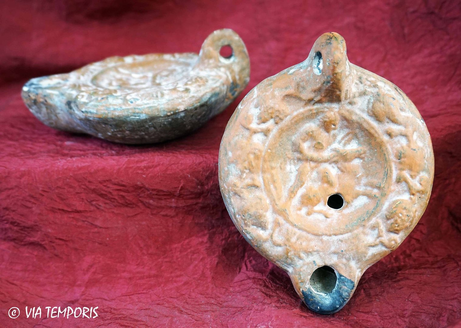 GALLO-ROMAN OIL LAMP WITH HERCULE AND THE CERYNIAN HIND