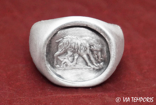 ANCIENT JEWERLY - ROMAN SILVER RING WITH A BOARD - MOD 1