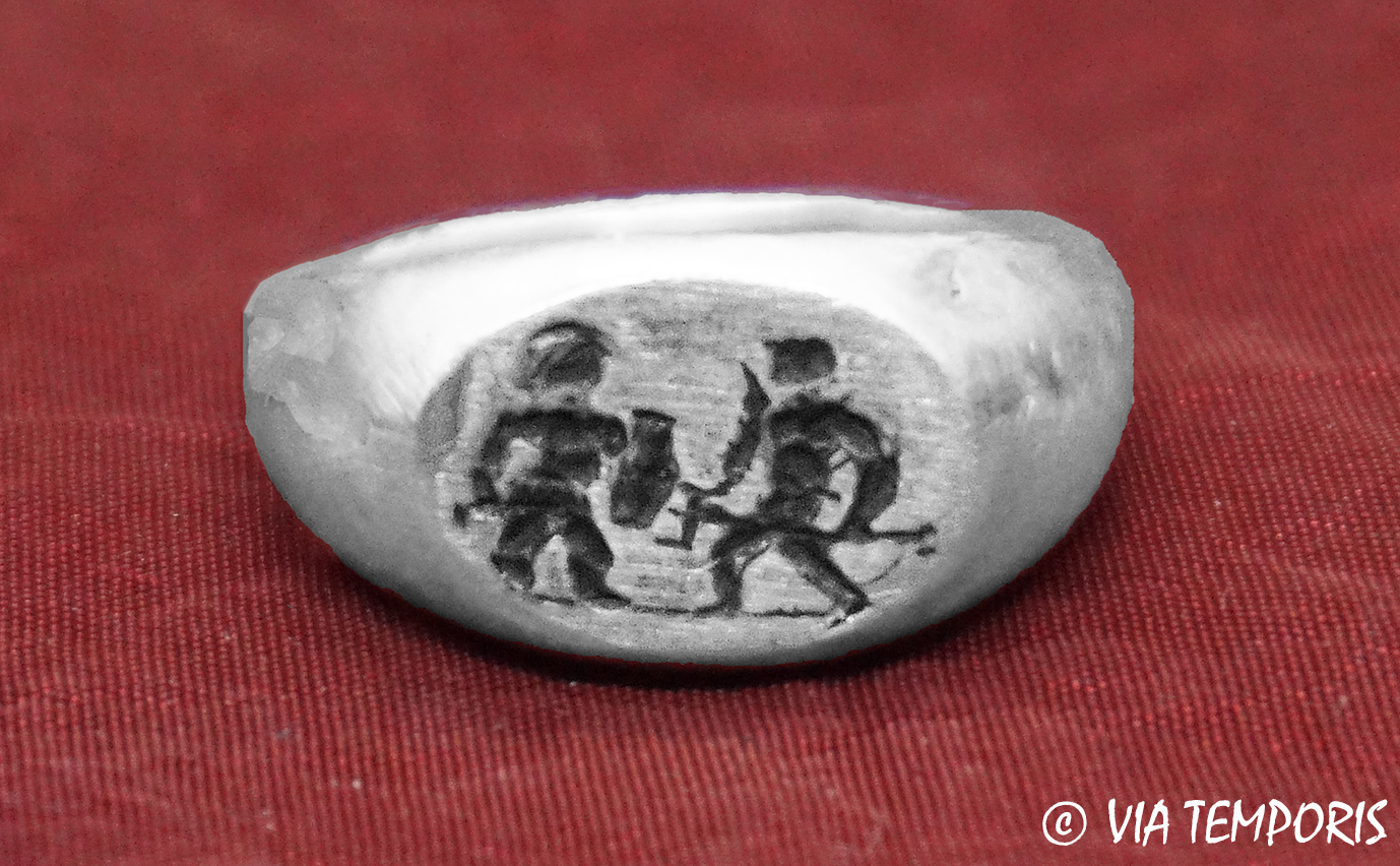 ANCIENT JEWERLY - ROMAN SILVER RING WITH GLADIATORS FIGHT