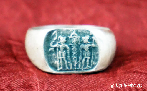 ANCIENT JEWERLY - ROMAN SILVER RING WITH ROMAN LEGIONARIES