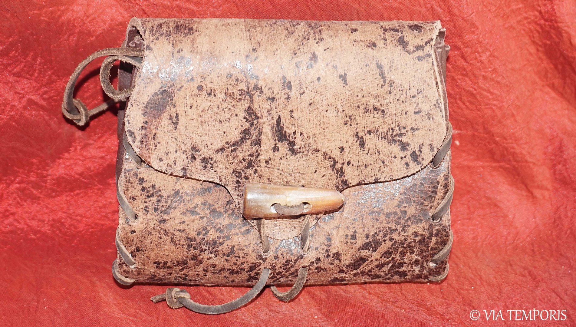 BIG PURSE IN LEATHER TO PRESENT ON A BELT