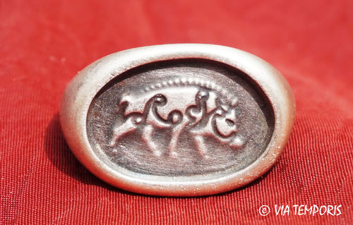 ANCIENT JEWERLY - ROMAN SILVER RING WITH A STYLISED BOAR