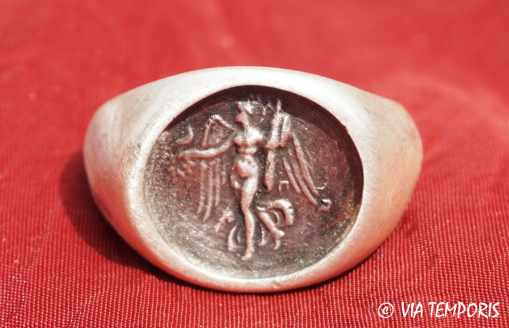 ANCIENT JEWERLY - ROMAN SILVER RING WITH ROMAN VICTORY