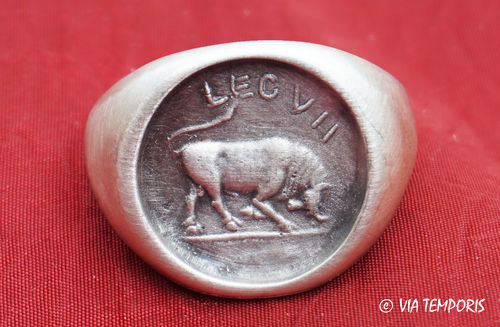 ANCIENT JEWERLY - ROMAN SILVER RING LEGIO VII WITH BULL