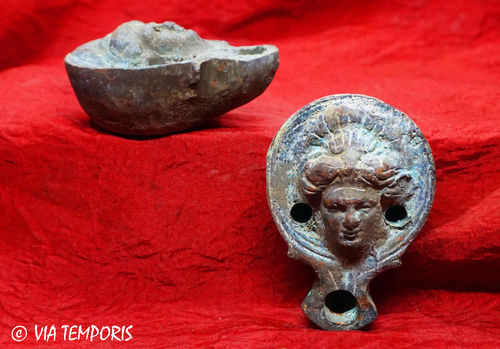 BRONZE ROMAN OIL LAMP WITH A VENUS HEAD WITH GREEN PATINA