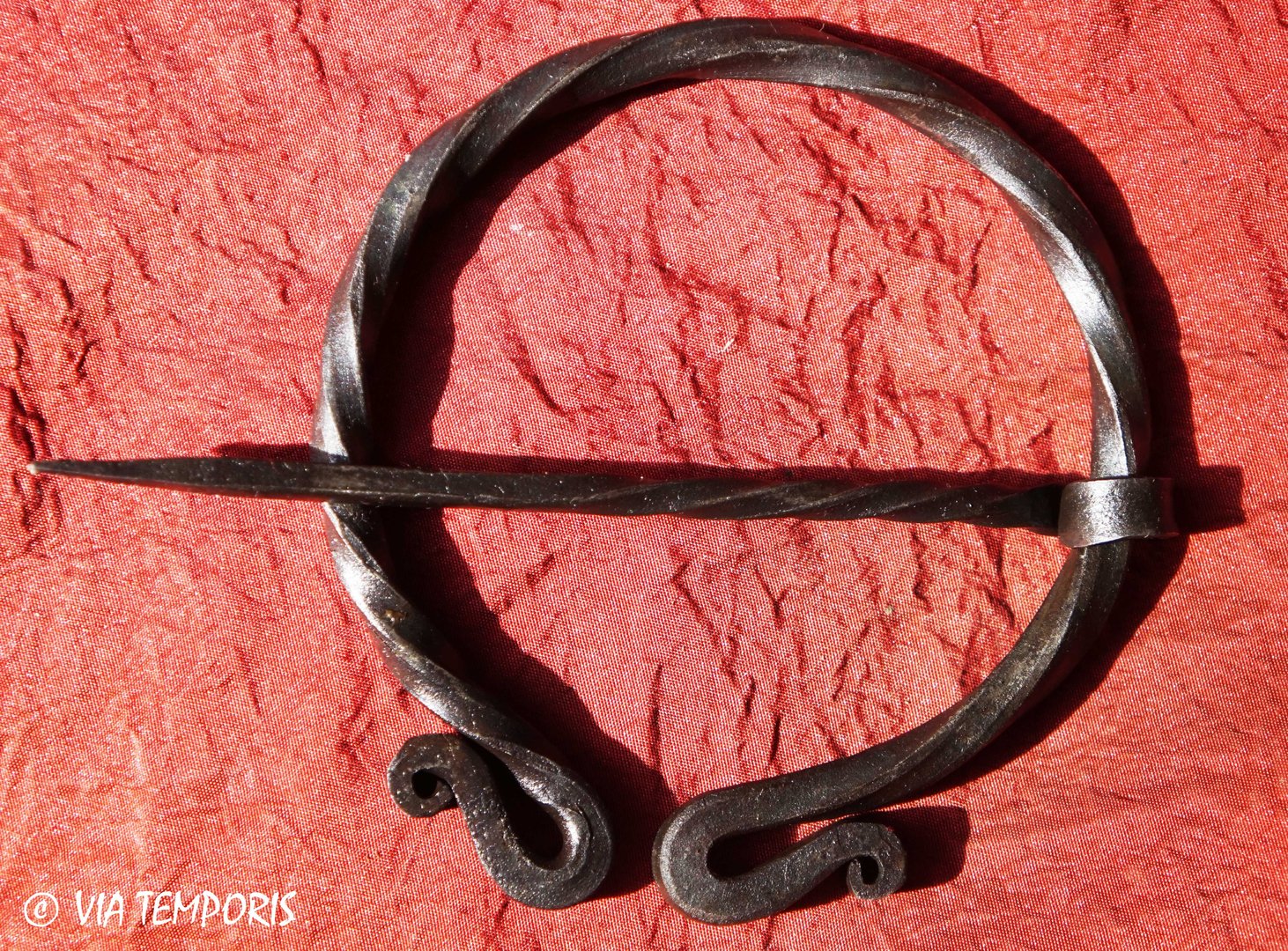 MEDIEVAL JEWELRY - LARGE MEDIEVAL FIBULA IN IRON