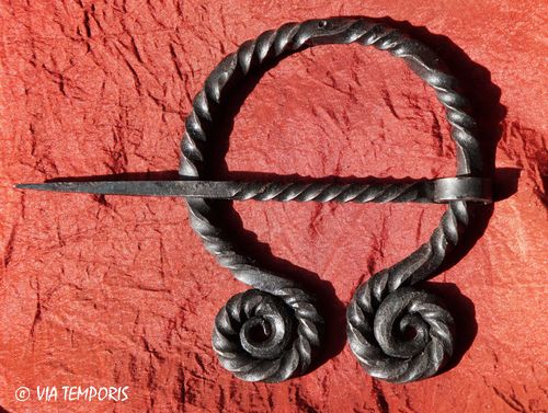 MEDIEVAL JEWELRY - LARGE MEDIEVAL FIBULA IN IRON